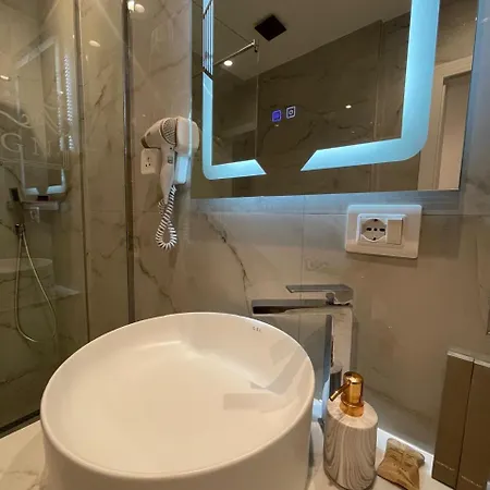 Reign Otel Vorë